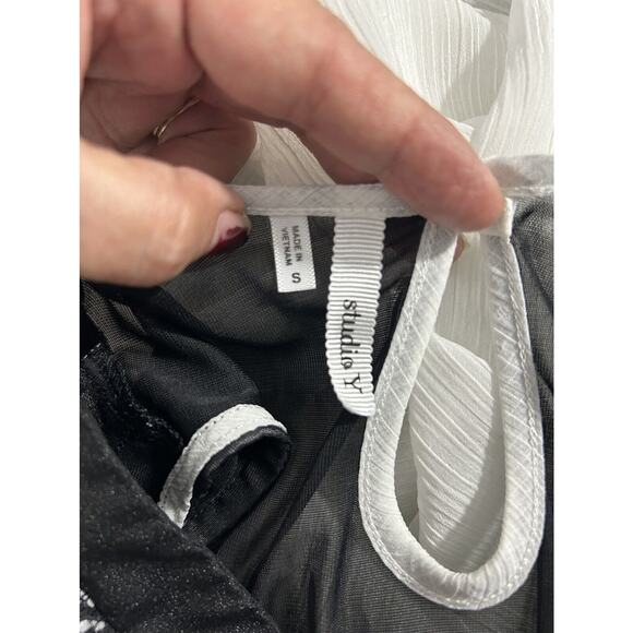 Studio Y White Semi-Sheer Black Lace Sleeveless Tank Size Small Keyhole - Picture 8 of 11